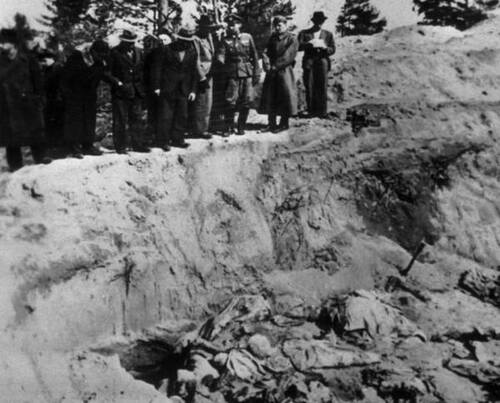 Międzynarodowi obserwatorzy podczas ekshumacji w lesie katyńskim w 1943 r.