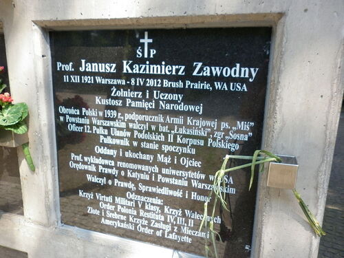Profesor Zawodny został pochowany na warszawskich Powązkach Wojskowych