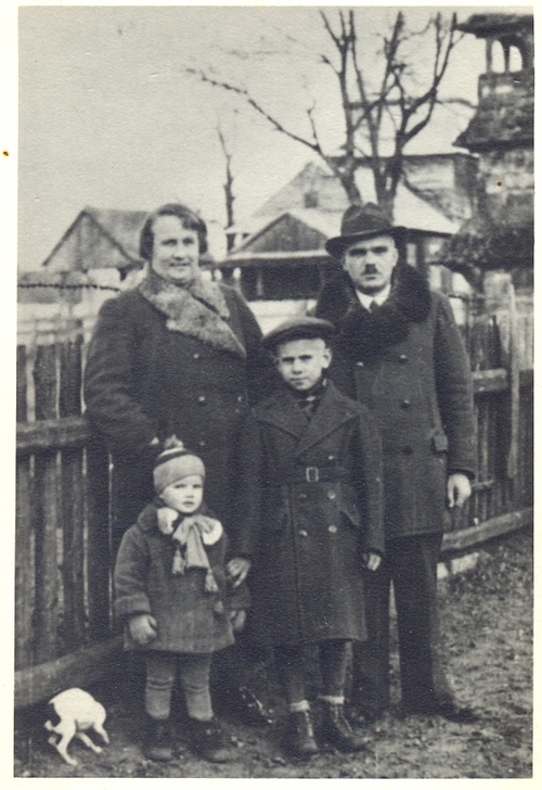 Franciszek i Helena Ciśniewicz z dziećmi Helenka i Leszkiem