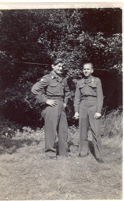 Leszek Cisniewicz, po prawej z kolegą 1946r, Anglia
