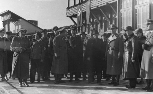 Wizyta radzieckiej delegacji ds przesiedlenia w Zakopanem. Widoczni m.in. Ludwig Fischer (piąty z prawej w pierwszym rzędzie), Litwinow (czwarty z prawej w pierwszym rzędzie)