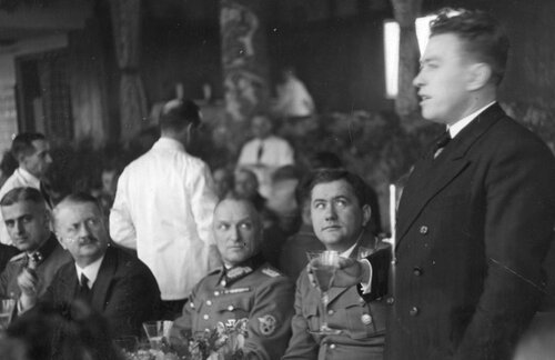 Wizyta radzieckiej delegacji ds przesiedlenia w Zakopanem. Przemawia urzednik ZSRR ds przesiedleń Litwinow, obok widoczni Ludwig Fischer, Herbert Becker i Hoffmeyer