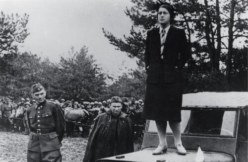 Wanda Wasilewska przemawiająca do żołnierzy 1 Dywizji Piechoty. Po lewej dowódca dywizji, płk Zygmunt Berling, domena publiczna