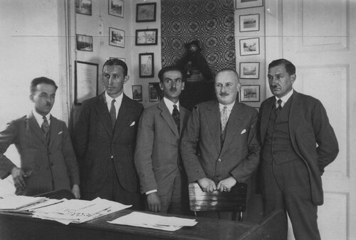 Członkowie redakcji dziennika „Słowo”, Józef Mackiewicz (w środku), 1939 r., fot. Narodowe Archiwum Cyfrowe