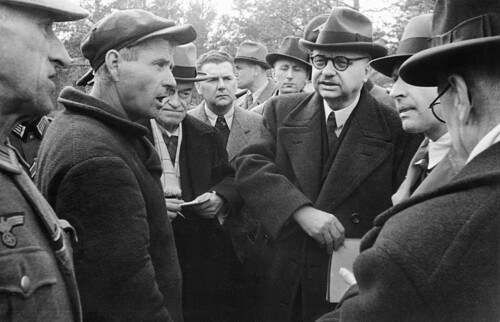 Iwan Kriwozercew (w czapce), świadek Zbrodni Katyńskiej w rozmowie z Międzynarodową Komisją Lekarską w kwietniu 1943 r. w Katyniu. Trzeci od prawej profesor Ferenc Orsós