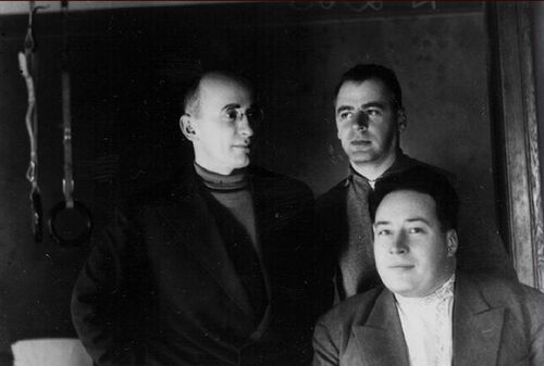 Ławrientij Beria i Wesiwołod Mierkułow (stoi po prawej) na zdjęciu z 1934 r., fot. domena publiczna