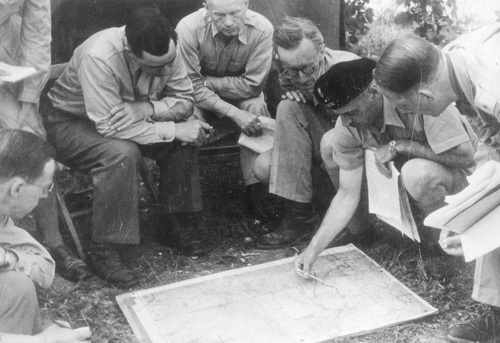 gen. Władysław Anders i Józef Czapski pod o Monte Cassino, fot. Narodowe Archiwum Cyfrowe