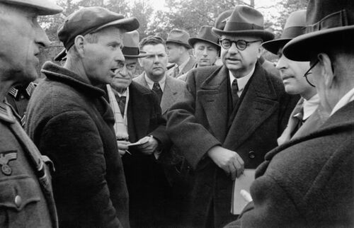 Iwan Kriwoziercew – jeden z najważniejszych rosyjskich świadków Zbrodni Katyńskiej rozmawia z członkami Międzynarodowej Komisji Lekarskiej – Las Katyński, 29 kwietnia 1943 r. (Imperial War Museum)
