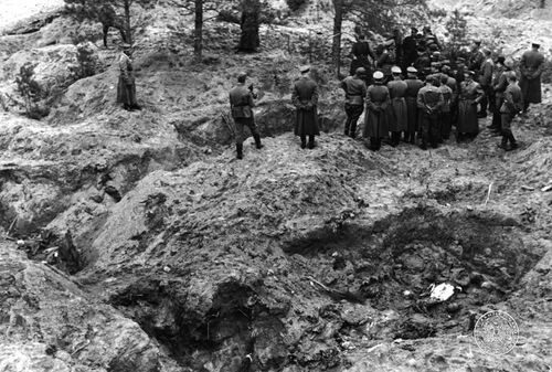 Ekshumacje w Lesie Katyńskim, 1943 r. (Archiwum Instytutu Pamięci Narodowej)